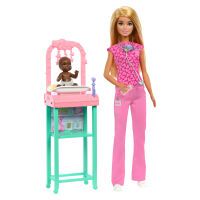 Mattel Barbie Kinderärztin-Puppe mit blonder Modepuppe, 1 Baby-Patientenpuppe, Möbel und Zubehör