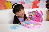 Mattel Polly Pocket 2-in-1-Bunny Fun Schatulle, tragbares Taschen-Spielset mit 2 Puppen und 12 Zubeh