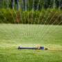 Fiskars Viereck-Sprinkler M, wassersparender Sprinkler für mittelgrosse Gärten, Metallfuss 